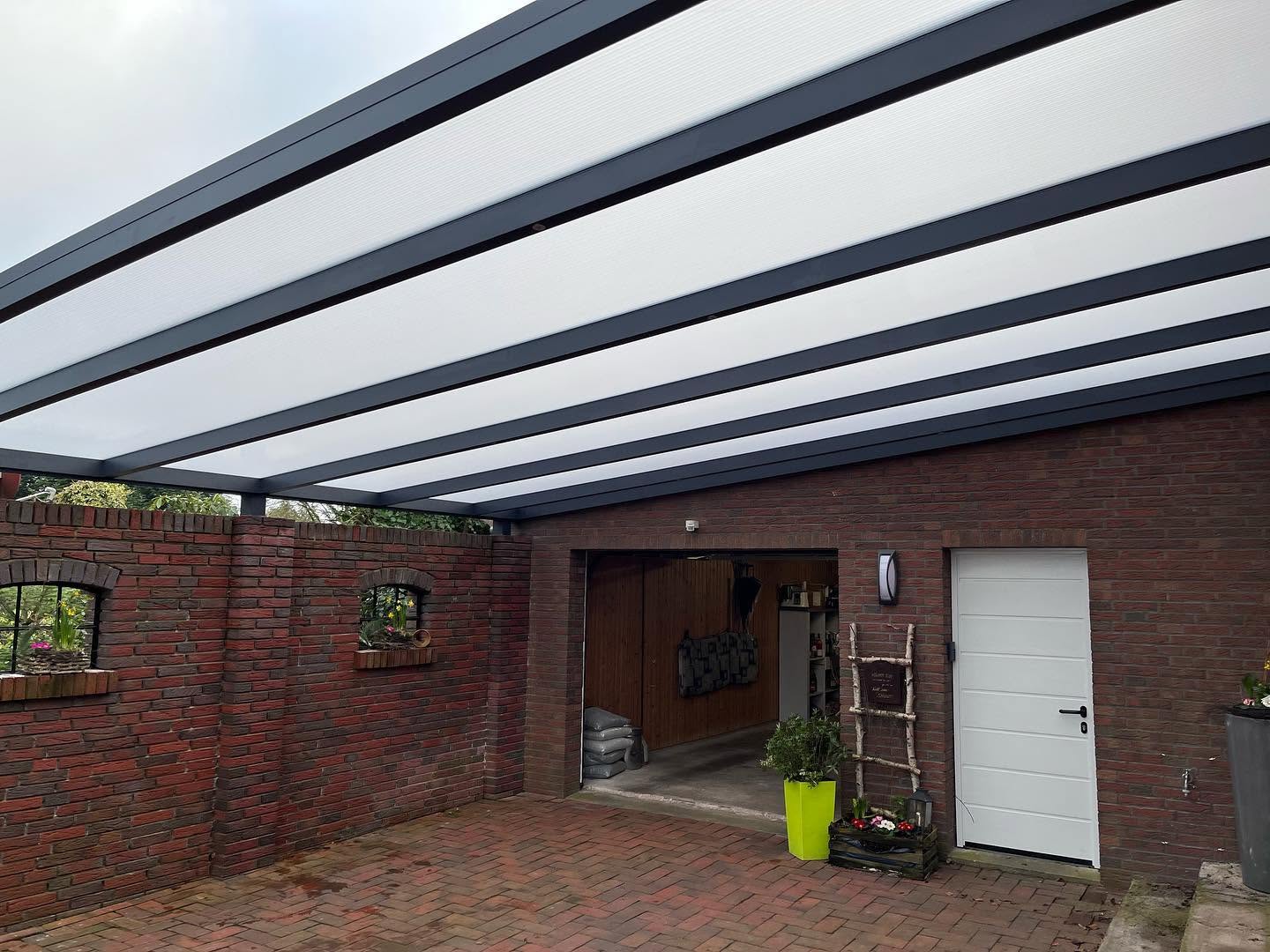 Terrassenüberdachung mit Plexiglas-Eindeckung, Detailansicht an einer Garage