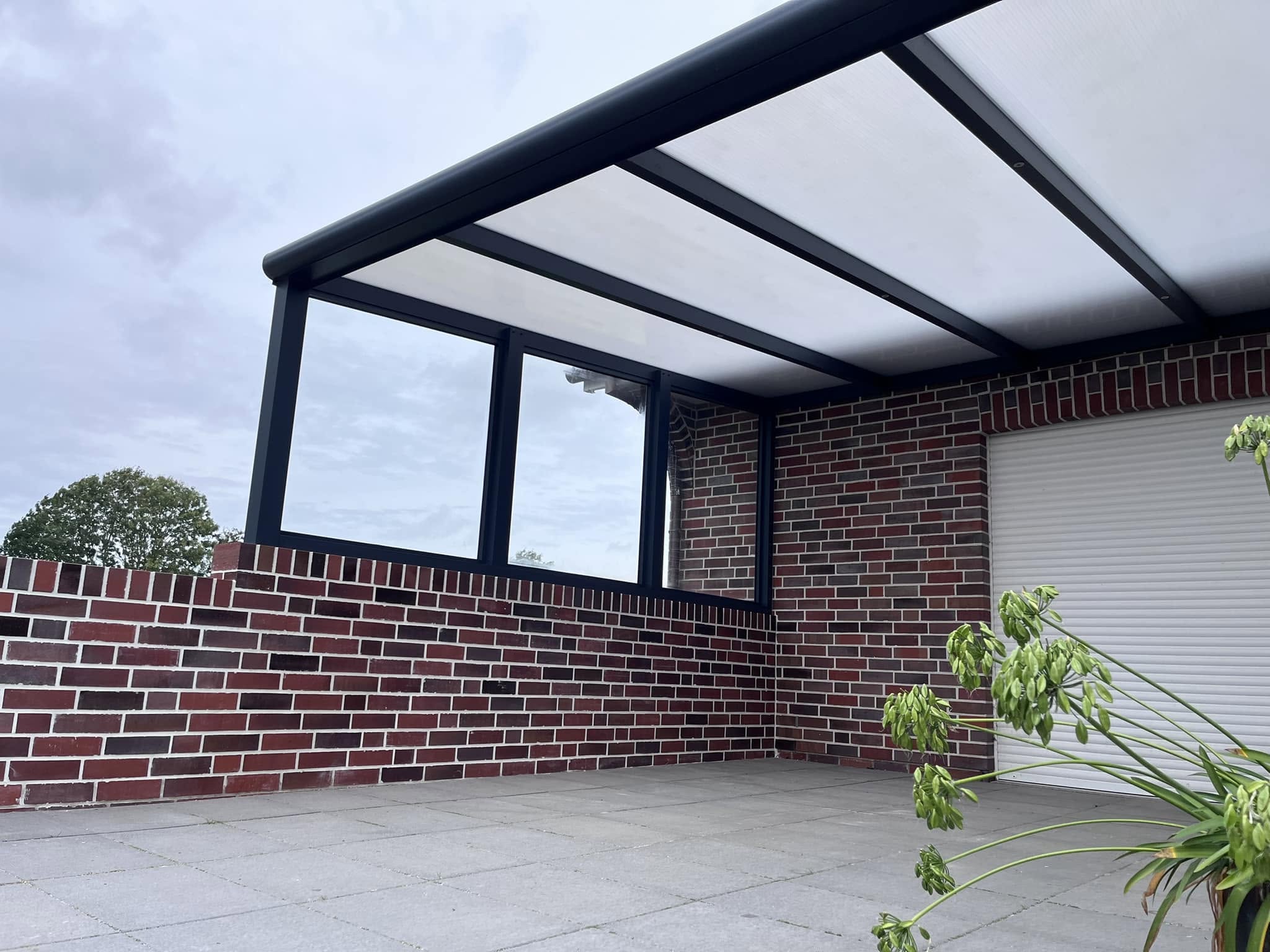 Terrassendach mit Eckverglasung, Detailansicht der Aluminiumkonstruktion