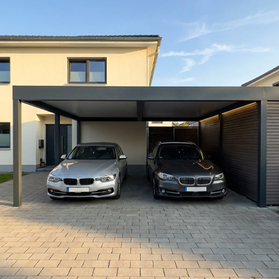 Maßgefertigter Carport an einem Wohnhaus