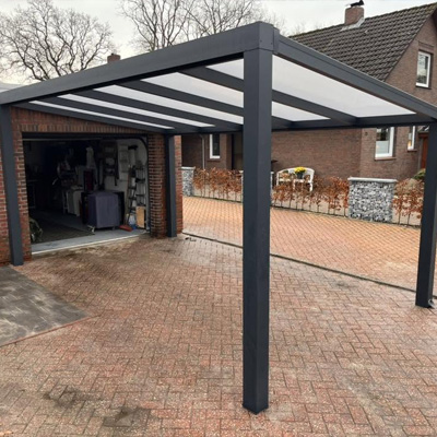 Individuell gebauter Carport an einem Wohnhaus