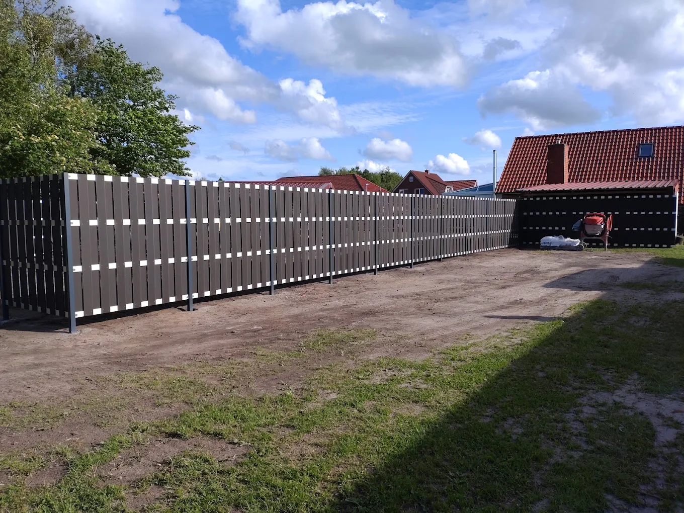Grauer WPC-Sichtschutzzaun mit Aluminium-Pfosten