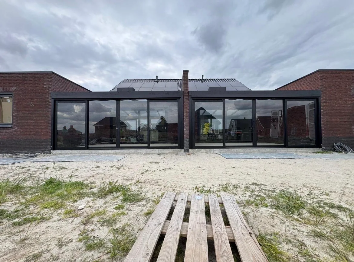 Zwei symmetrisch angeordnete Sommergärten an einem Neubau