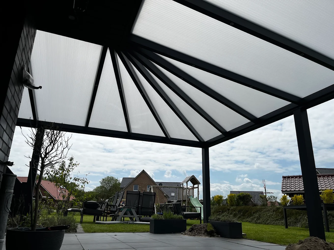 Terrassendach mit Walmdach-Konstruktion und Zeltdach-Sparren
